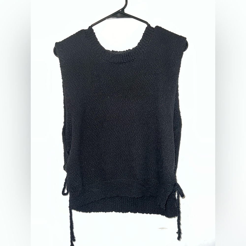 Black sleeveless sweater shirt
